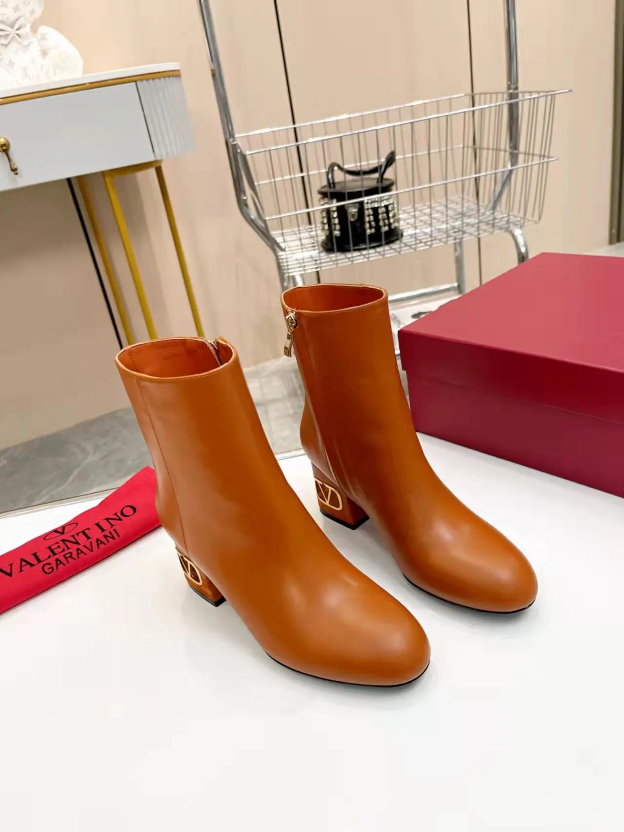 👟👟Ex-factory price 600👟👟 Leather sole +40 🆕 Valentino. Valentino autumn and winter fashion women's boots: Comfortable and versatile on the upper feet, showing long legs, Fabric: Imported first-layer cowhide ⚡The most popular V buckle ⚡The inner feet are all genuine leather Code number: 35−40 (Customized size 41)